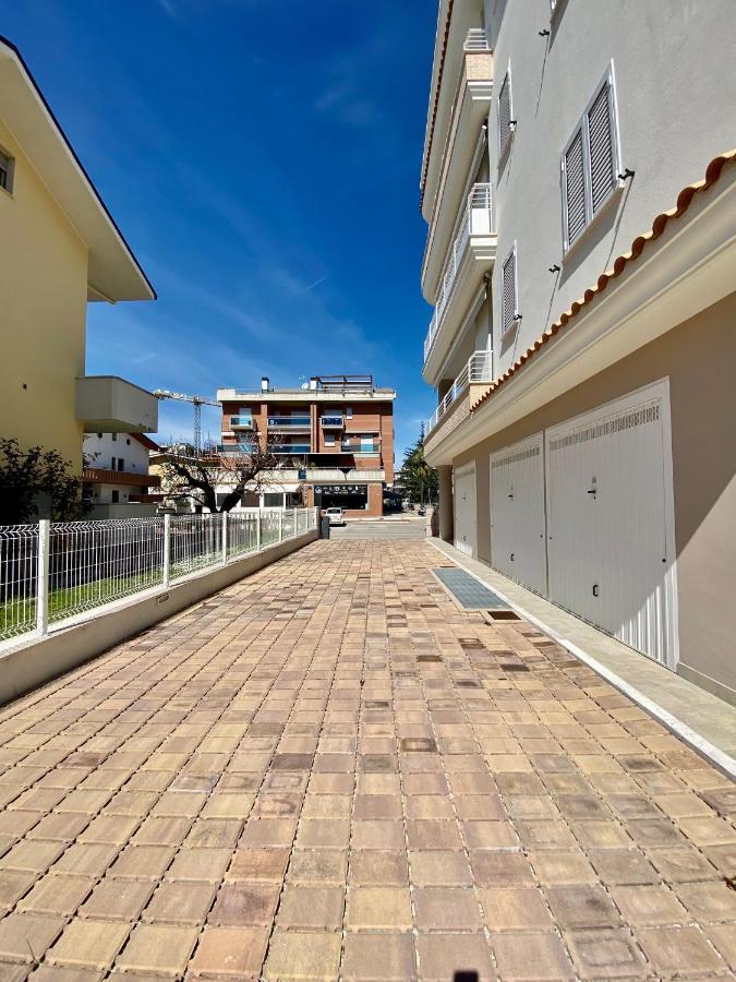 Appartamento Al Mare Con Giardino, Spiaggia E Piscina アルバ・アドリアティカ エクステリア 写真